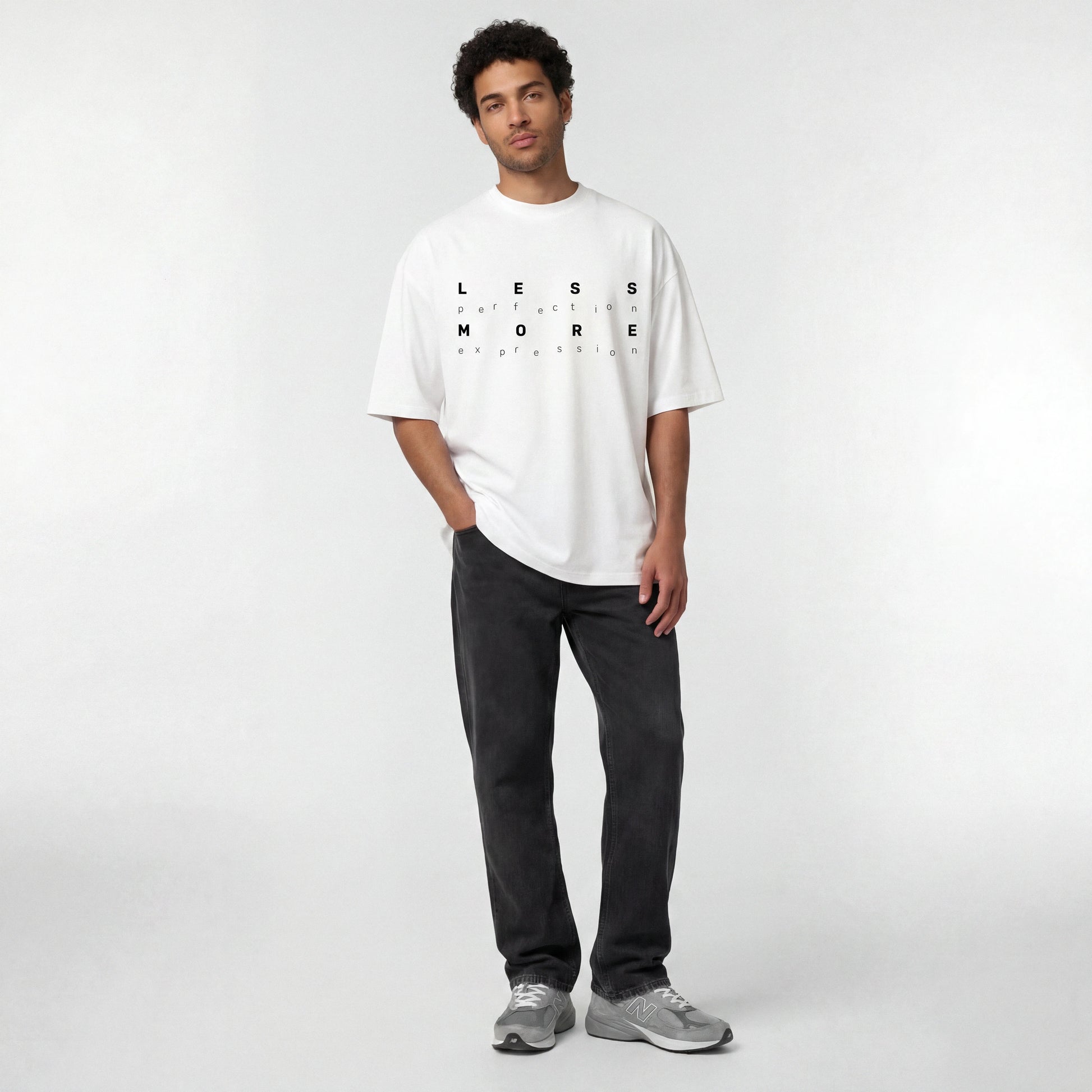 Biały T-shirt oversize „LESS perfection MORE expression”