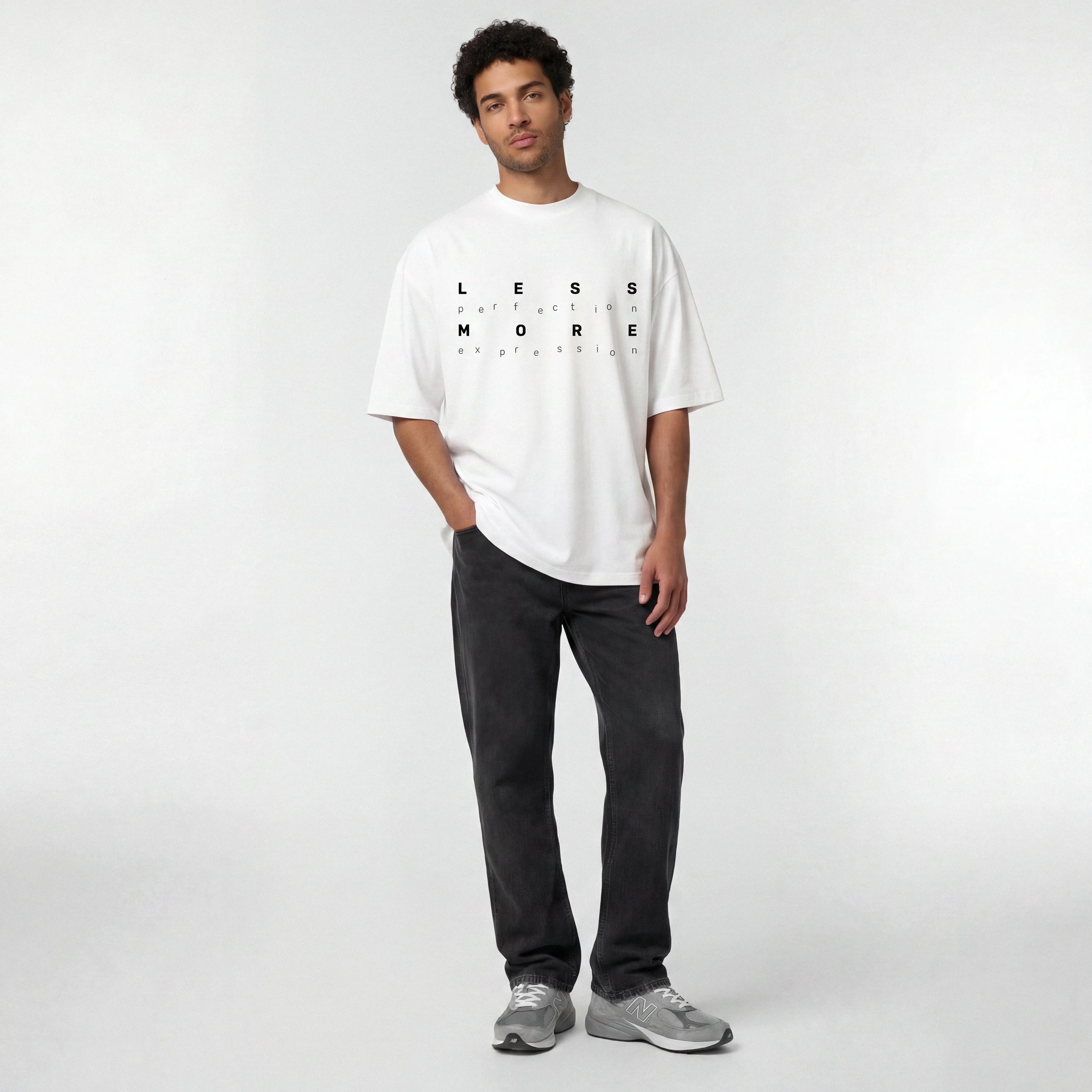 Biały T-shirt oversize „LESS perfection MORE expression”