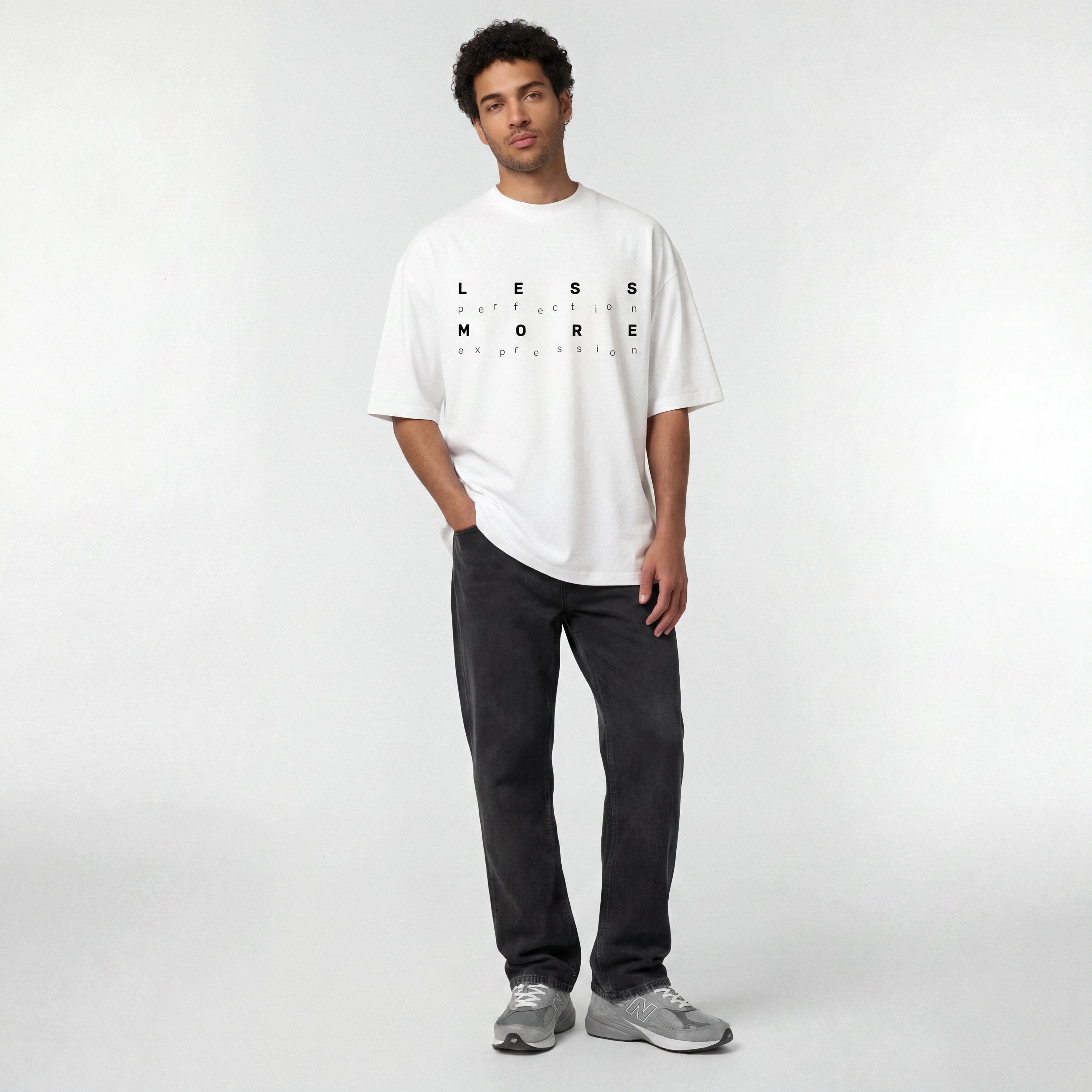 Biały T-shirt oversize „LESS perfection MORE expression”