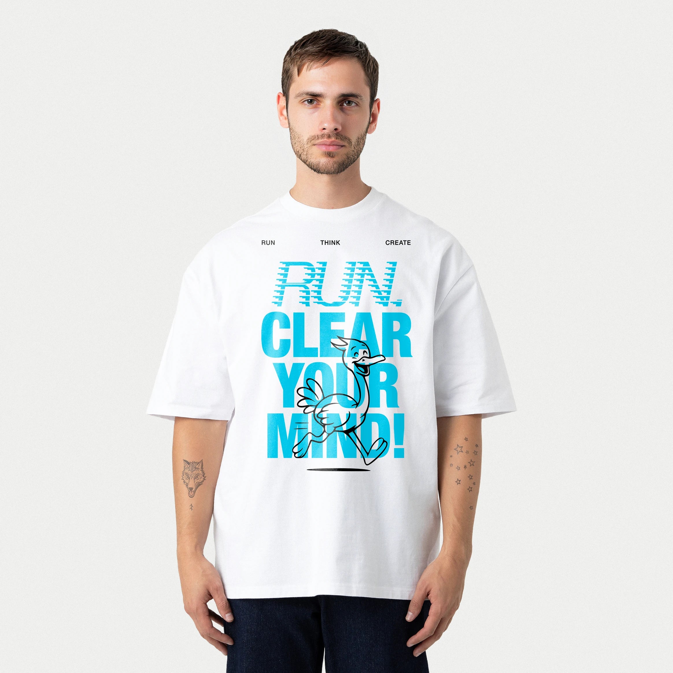 Mężczyzna w białym T-shircie oversize z nadrukiem „RUN. CLEAR YOUR MIND!"