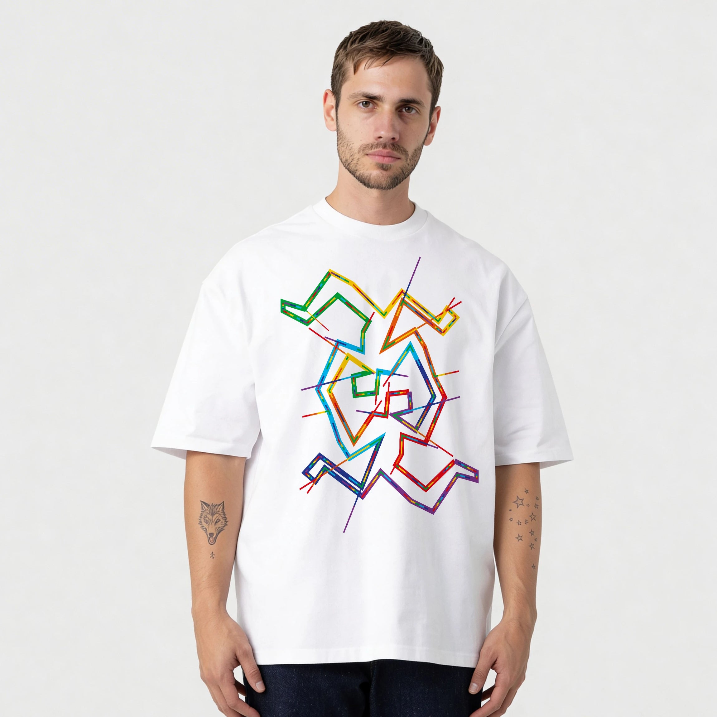 Mężczyzna w białym T-shircie oversize z nadrukiem „LOVE"