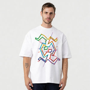 Mężczyzna w białym T-shircie oversize z nadrukiem „LOVE"