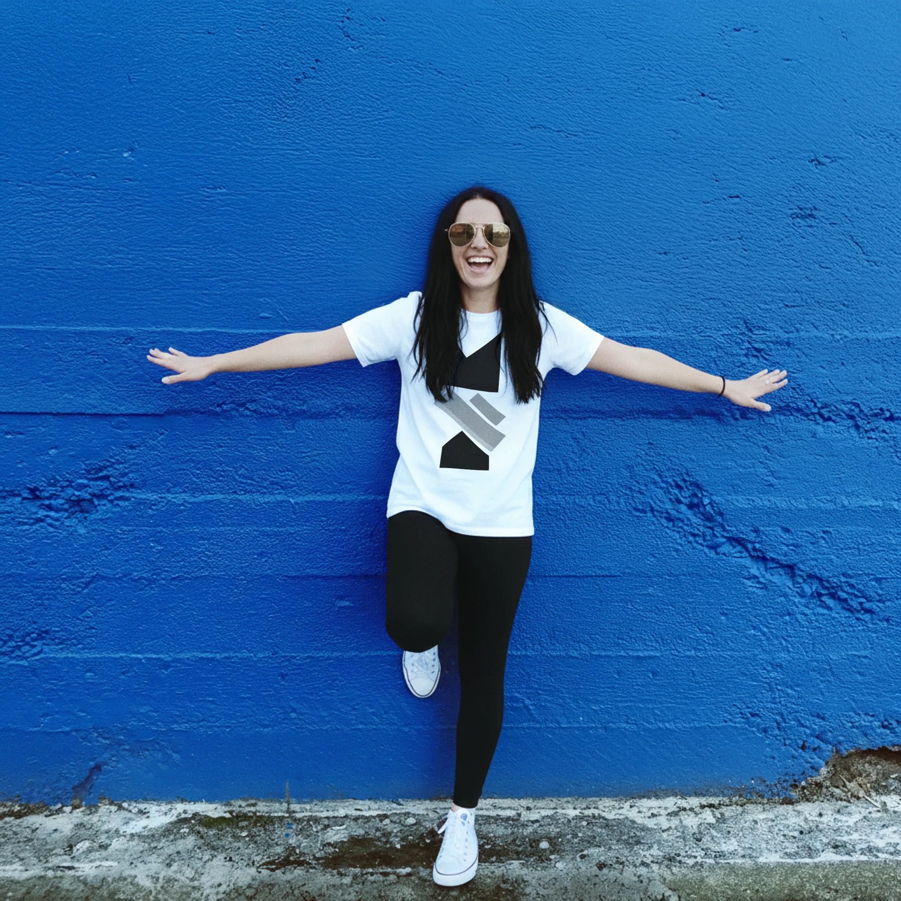 Kobieta w białym T-shircie