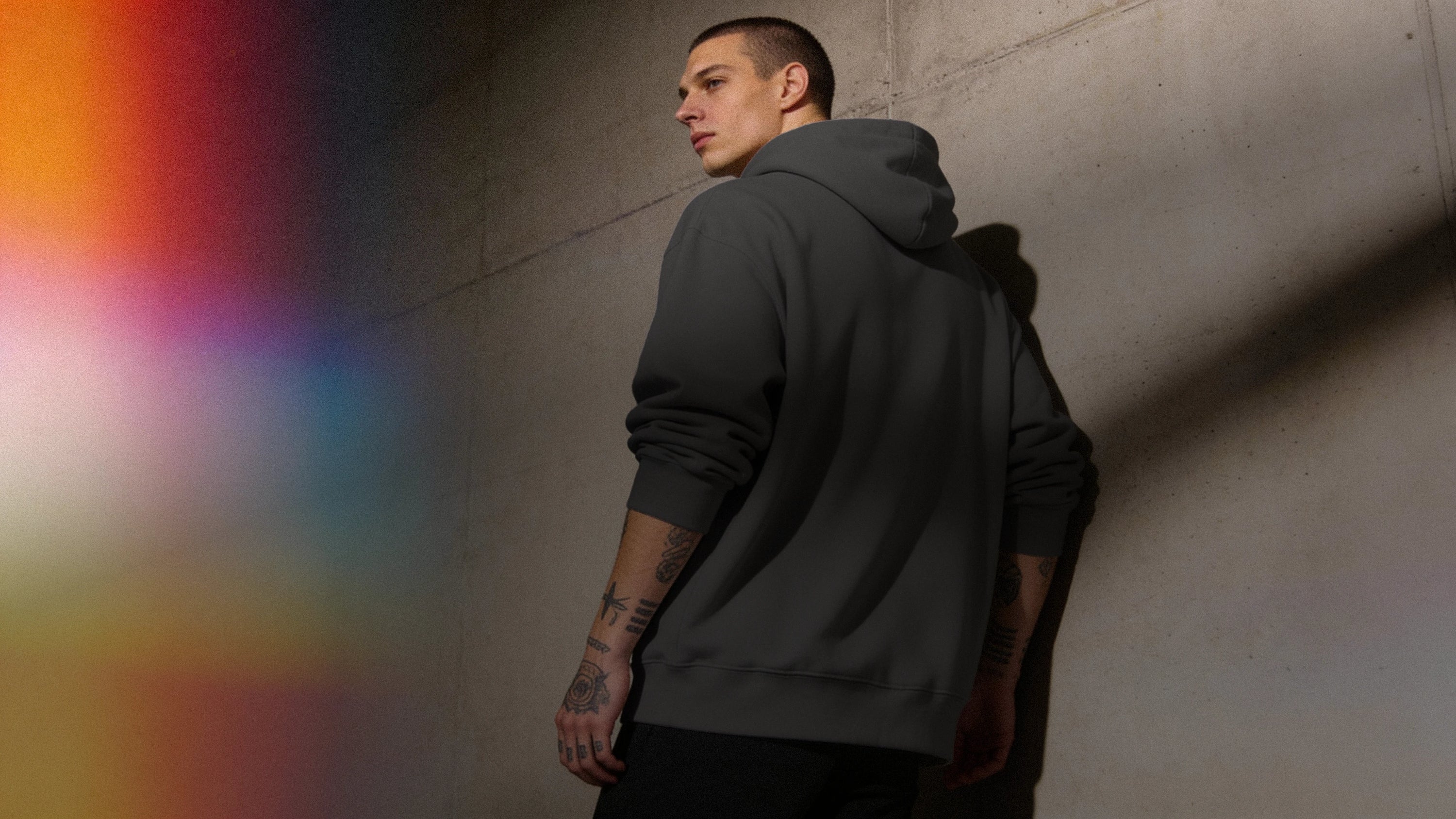 Mężczyzna w szarej bluzie z kapturem