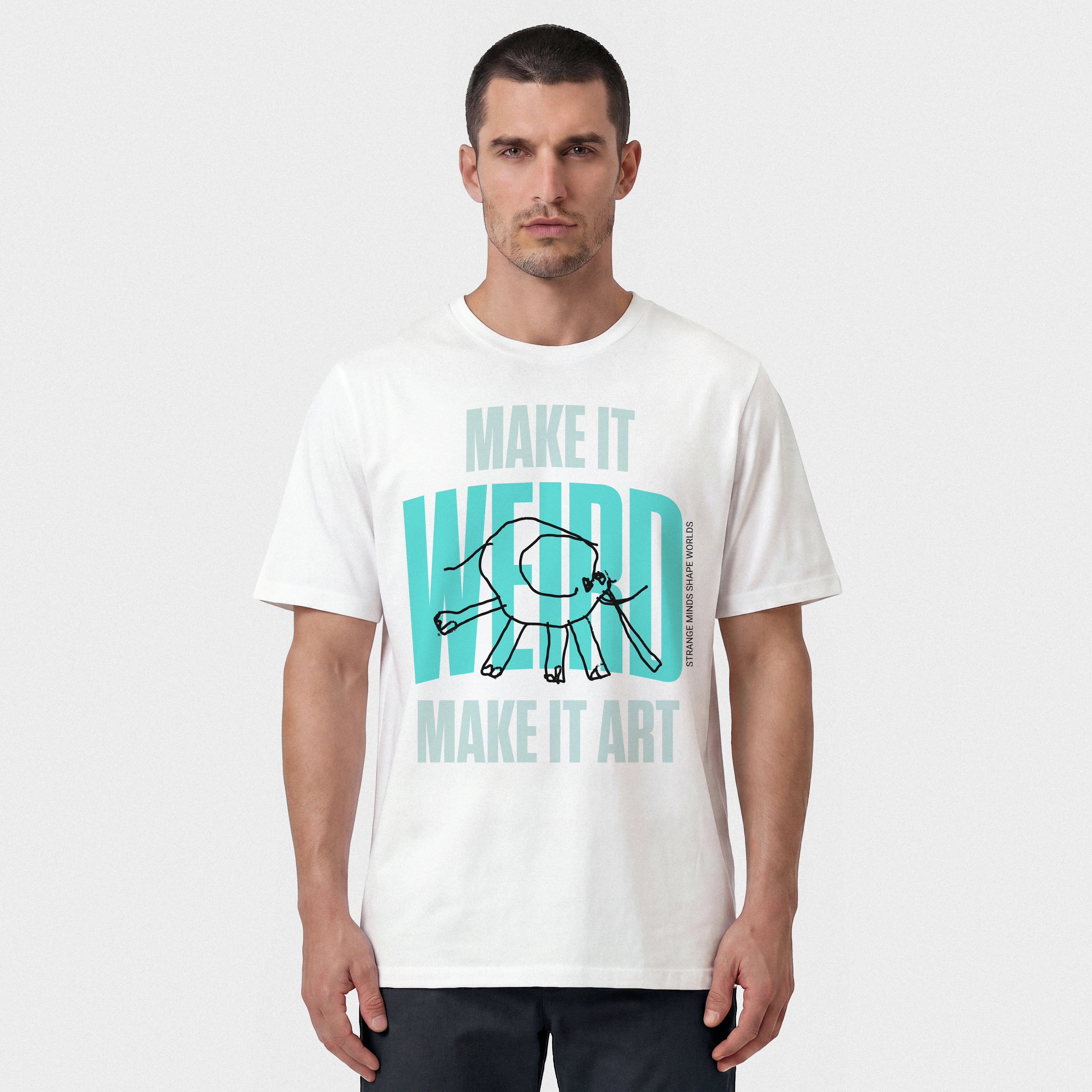 Mężczyzna w białej koszulce z nadrukiem „Make it WEIRD, make it art”