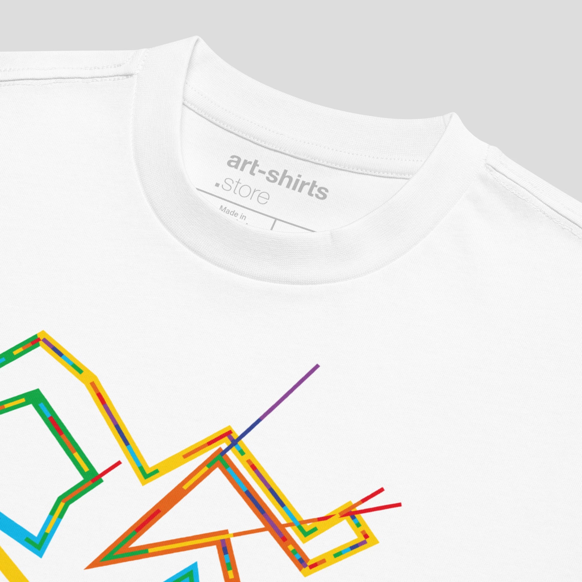 Biały T-shirt oversize z nadrukiem „LOVE”, detal