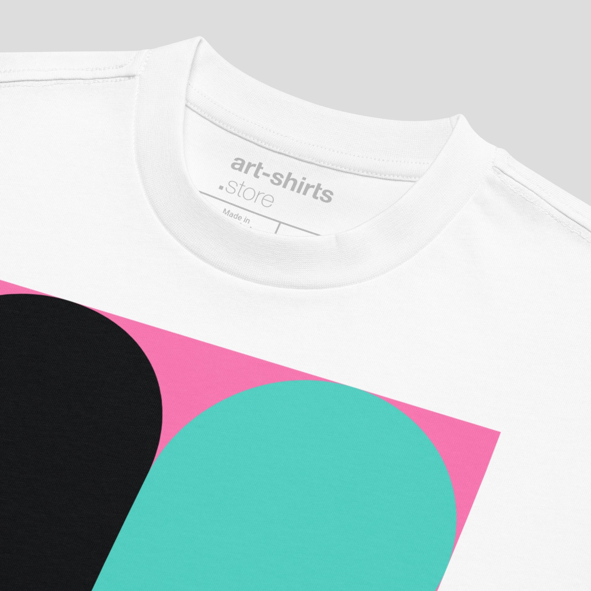 Koszulka oversize biała z artystycznym nadrukiem „ART”. Detal