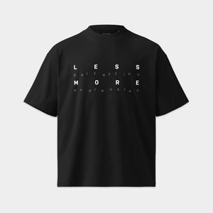 Czarny T-shirt oversize „LESS perfection MORE expression”