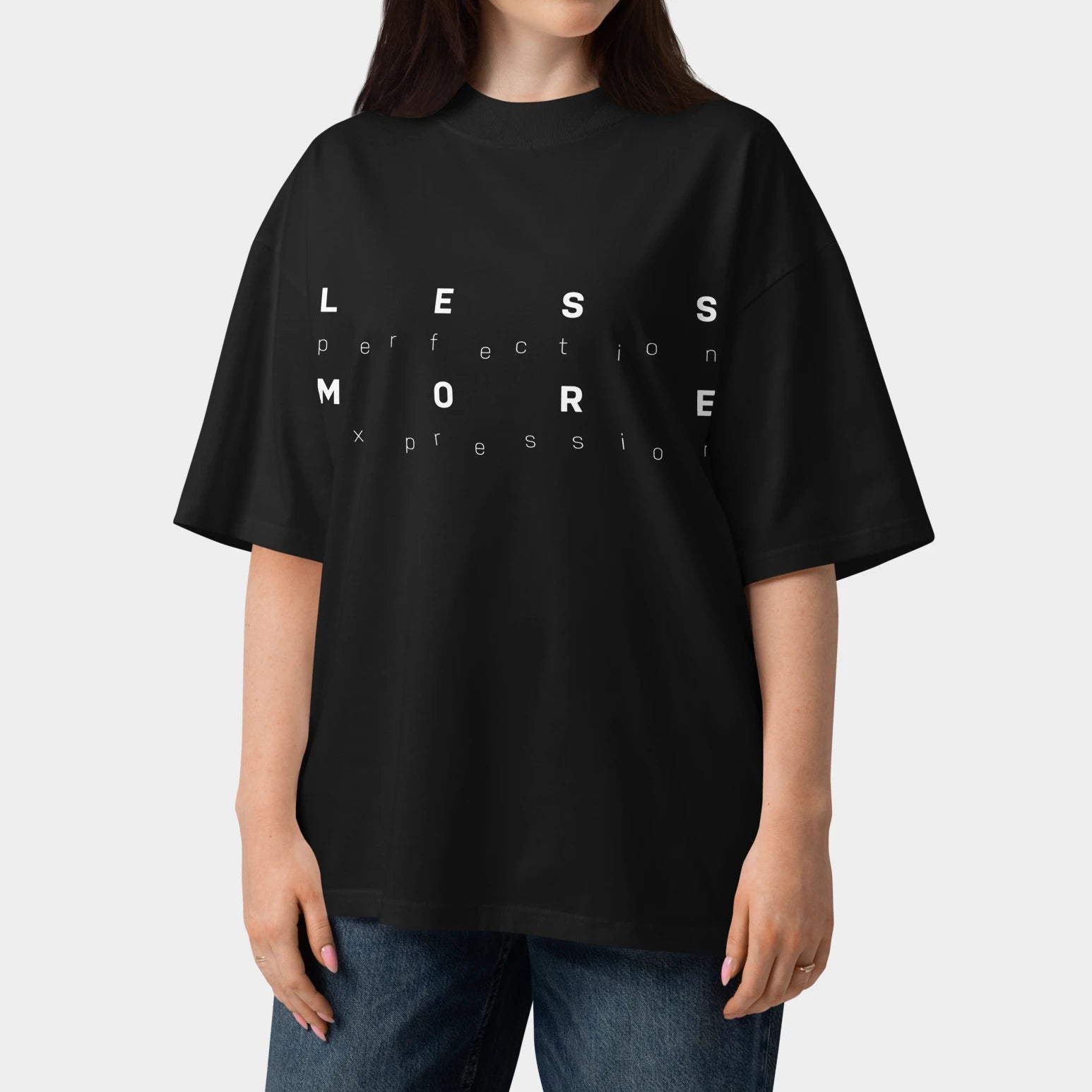 Czarny T-shirt oversize „LESS perfection MORE expression”
