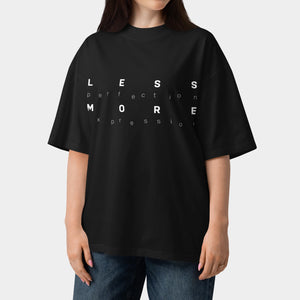 Czarny T-shirt oversize „LESS perfection MORE expression”